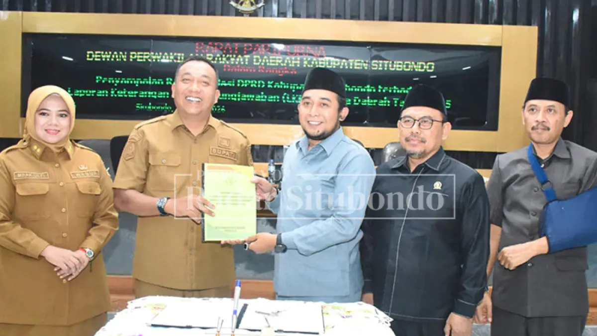 PENYERAHAN REKOMENDASI: Ketua DPRD Situbondo, Mahbub Djunaidi (tengah) memberikan dokumen rekomendasi kepada Bupati Situbondo, Yusuf Rio Wahyu Prayogo (kiri), dalam rapat paripurna di Gedung DPRD Situbondo, Selasa (21/4). (Ahmad Rifa