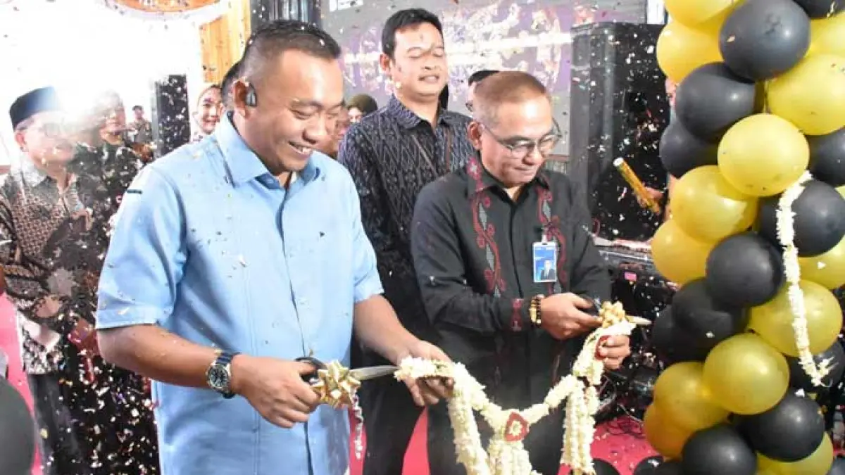 RESMI DIBUKA: Daes Luriatmoko, Area Head 1 Wilayah 18, didampingi Bupati Situbondo Yusuf Rio Wahyu Prayogo saat meresmikan Kantor Bank Negara Indonesia (BNI) Cabang Asembagus, Senin (20/4). (Ahmad Rifa