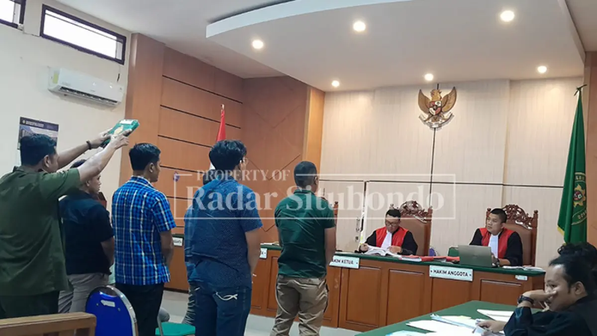 SIDANG BBM SOLAR SUBSIDI: Tujuh saksi disumpah di hadapan Majelis Hakim Pengadilan Negeri (PN) Situbondo, Selasa (21/4). (HUMAIDI/JPRS)
