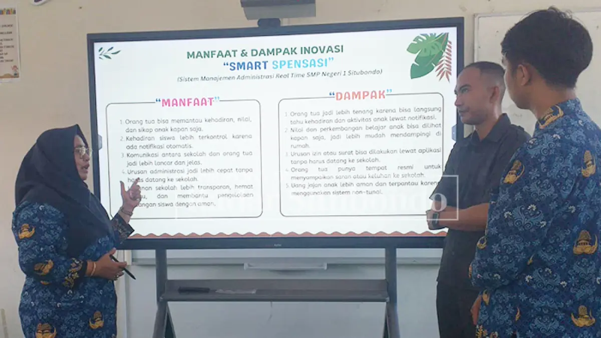 TERANGKAN PROGRAM: Sri Rahaju Supandi, M.Pd., Plt. Kepala SMPN 1 Situbondo menyampaikan program Smart Spensasi. (Ahmad Rifa
