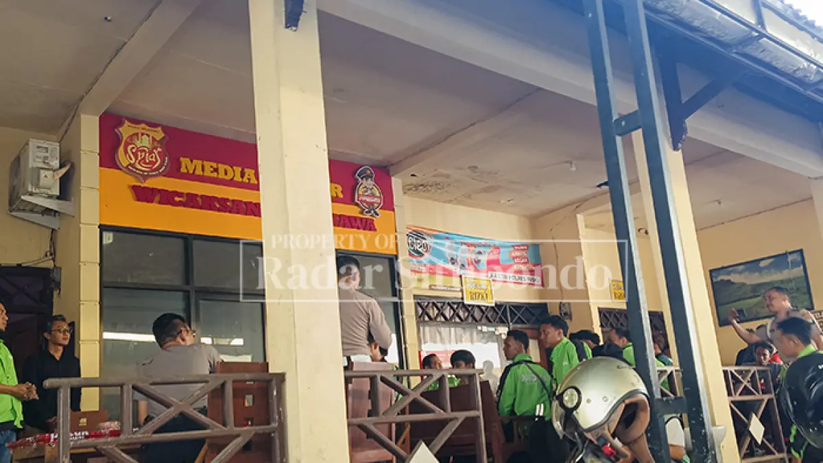 DISAMBUT HANGAT: Puluhan sopir ojek online (ojol) berdiskusi dengan anggota Polres Situbondo, di kantin Mapolres Situbondo, Kamis lalu (24/4). (HUMAIDI/JPRS)
