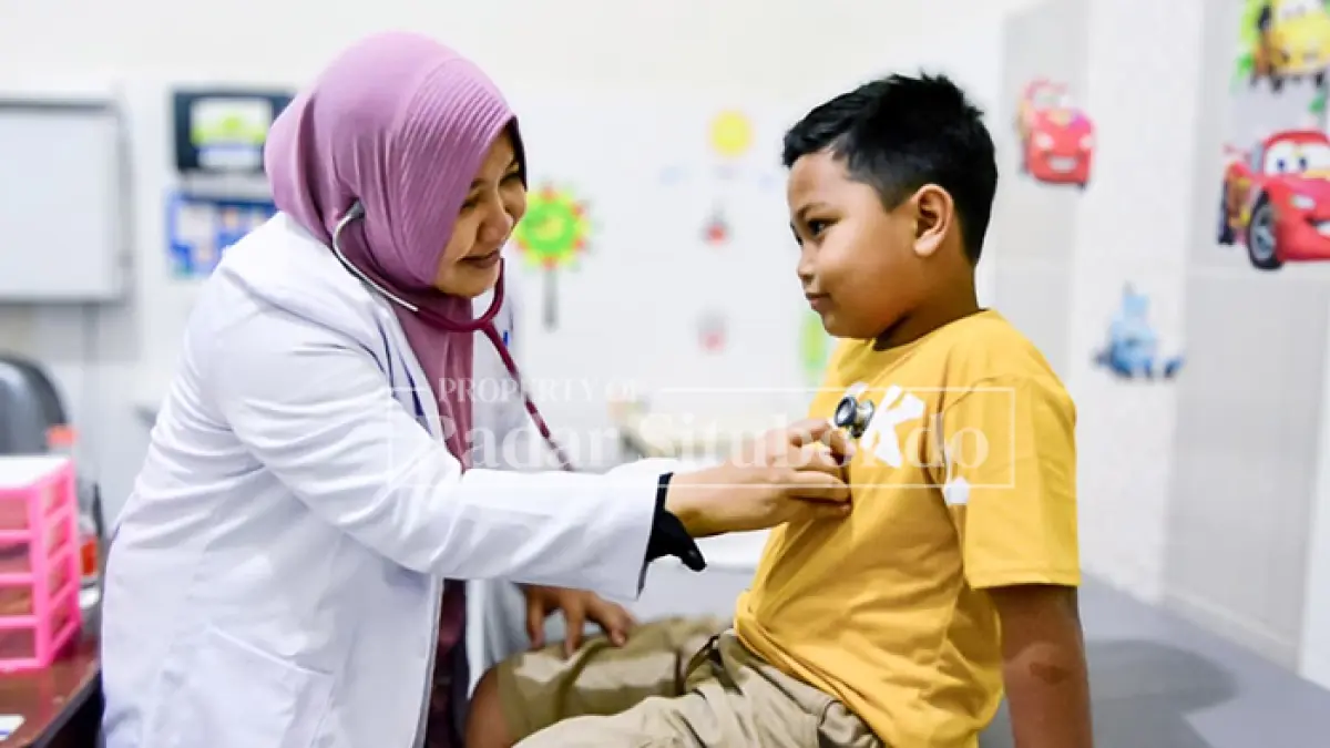 PEDULI ANAK: Salah satu dokter spesialis di Rumah Sakit IHC RS Elizabeth Situbondo melayani pemeriksaan terhadap anak. (Ahmad Rifa