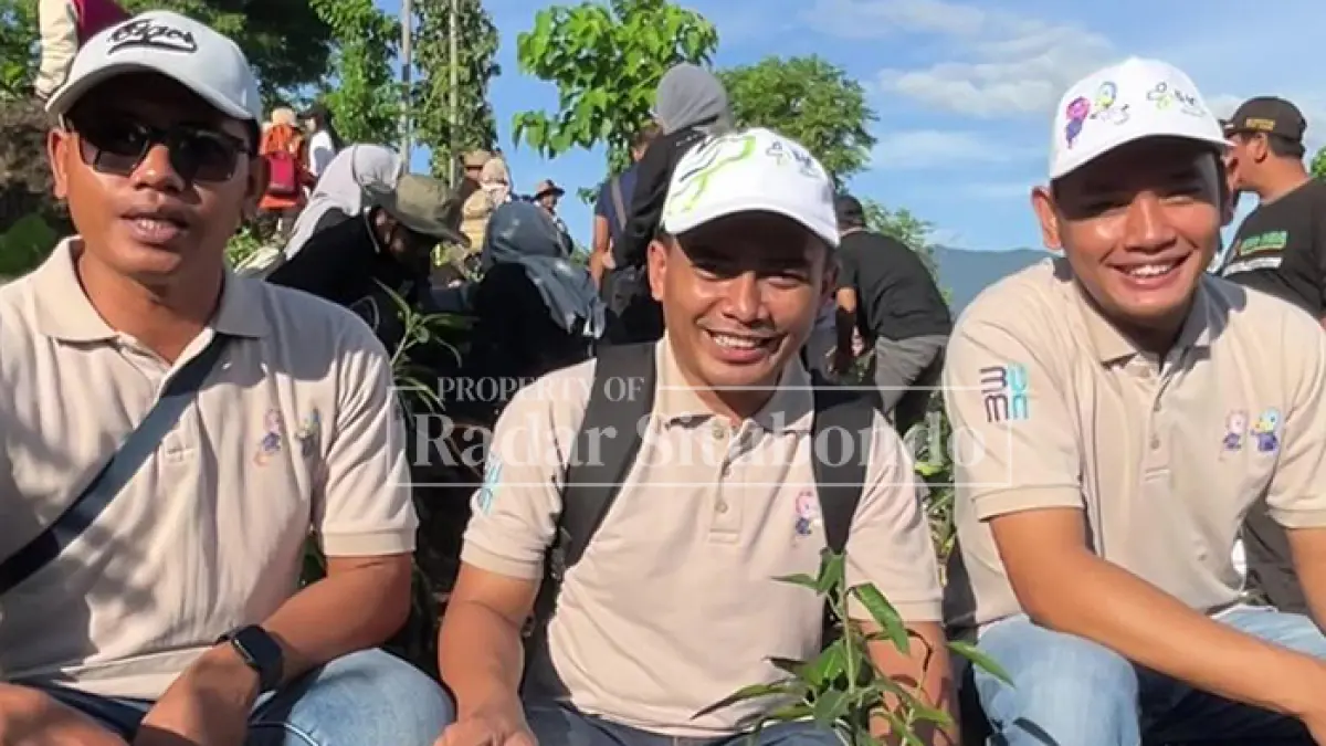 RAYAKAN HARI BUMI: Karyawan IHC RS Elizabeth melakukan penanaman pohon di Desa Semambung, Kecamatan Jatibanteng, Jumat (24/4). (HUMAIDI/JPRS)
