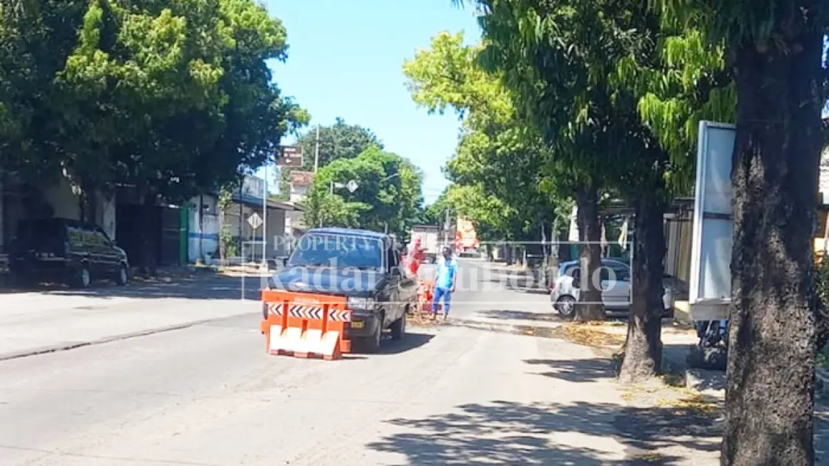 SUDAH DIPERBAIKI: Kondisi jalan pantura tepat di Jalan Kenanga, Kelurahan Patokan, Kecamatan/Kota Situbondo memakan korban, Jumat (24/4). Dua pengendara jatuh ke badan aspal gara-gara menghantam jalan berlubang yang cukup dalam. (HUMAIDI/JPRS)