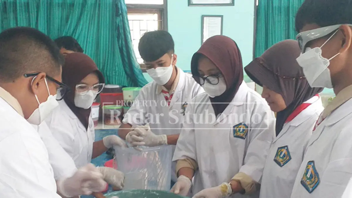 BERMANFAAT: Sejumlah siswa Sekolah Menengah Pertama (SMP) Negeri 1 Panji ujian praktik Program Solusi Eco Enzym untuk Lestari Lingkungan “Si Comel”. (Ahmad Rifa