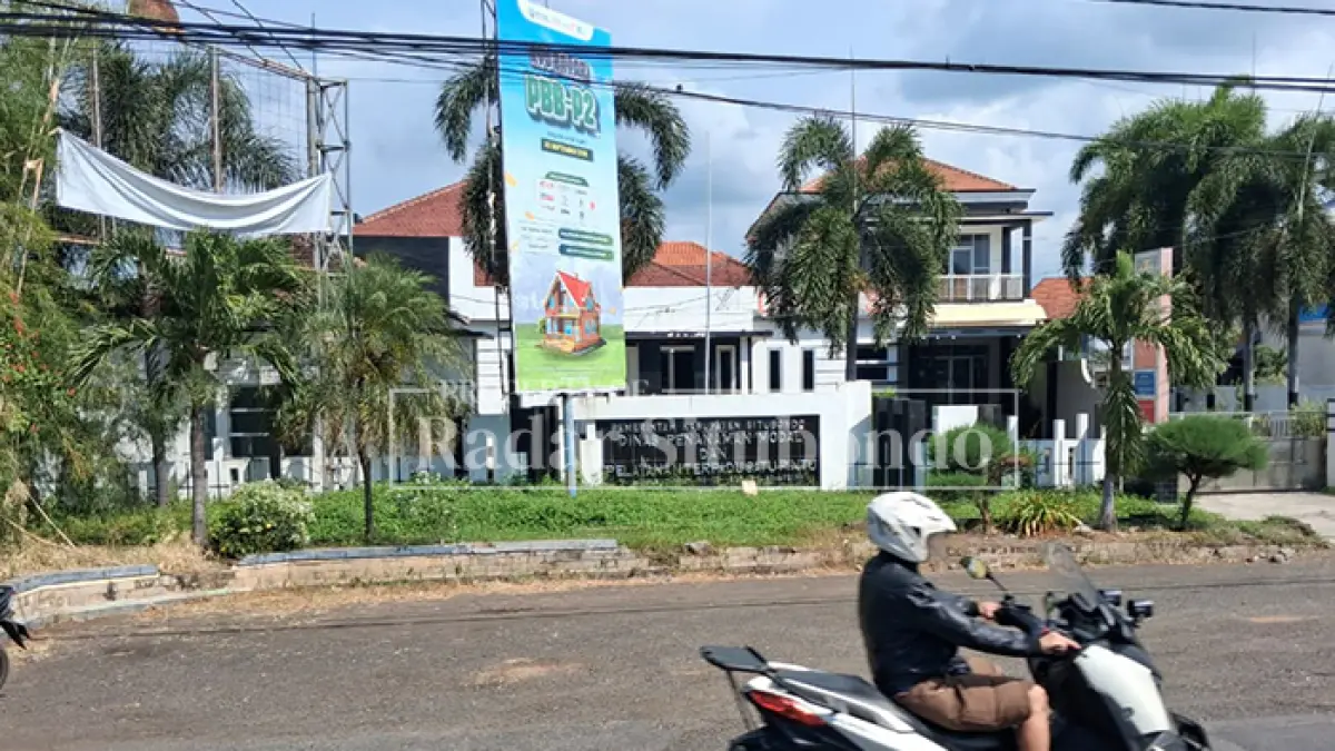 HARI LIBUR: Pengendara motor melintas di depan Kantor Dinas Penanaman Modal dan Pelayanan Terpadu Satu Pintu (DPMPTSP) di Jalan PB Sudirman Timur, GOR Baluran, Karangasem, Patokan, Kecamatan Situbondo, Minggu (26/4). (Ahmad Rifa