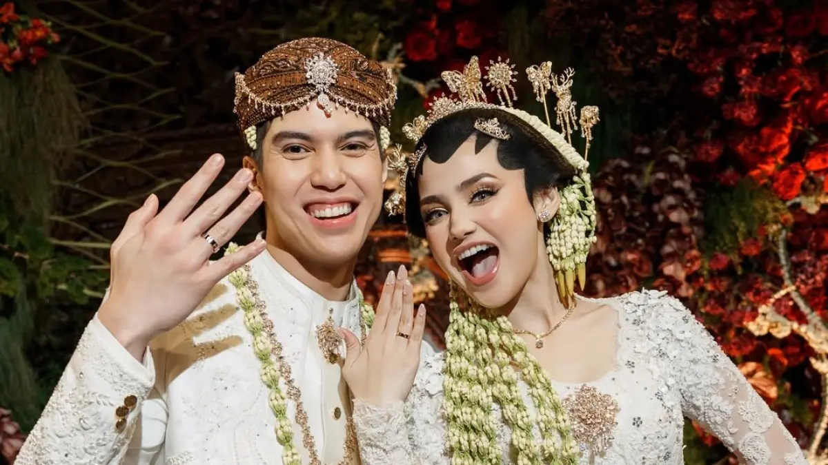 Busana akad nikah El Rumi dan Syifa Hadju di Dian Ballroom, Raffles Hotel Jakarta, Kuningan, Jakarta Selatan, Minggu (26/4).
