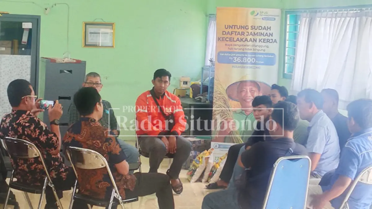 MENDESAK: Para eks karyawan PT Panca Mitra Multiperdana Tbk (PMMP) memenuhi undangan Dinas Ketenagakerjaan (Disnaker) Situbondo guna menuntut pembayaran hak mereka, Kamis (23/4) lalu. (Ahmad Rifa