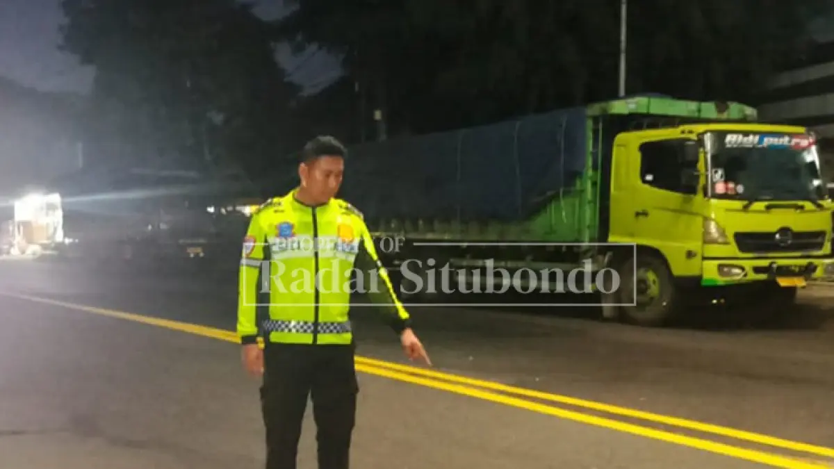 TABRAK BELAKANG: Tim medis RSUD Situbondo mengevakuasi korban kecelakaan tabrak samping di di Jalan Raya Karangasem, Kelurahan Patokan, Kecamatan /Situbondo, Minggu lalu (26/4). (HUMAIDI/JPRS)
