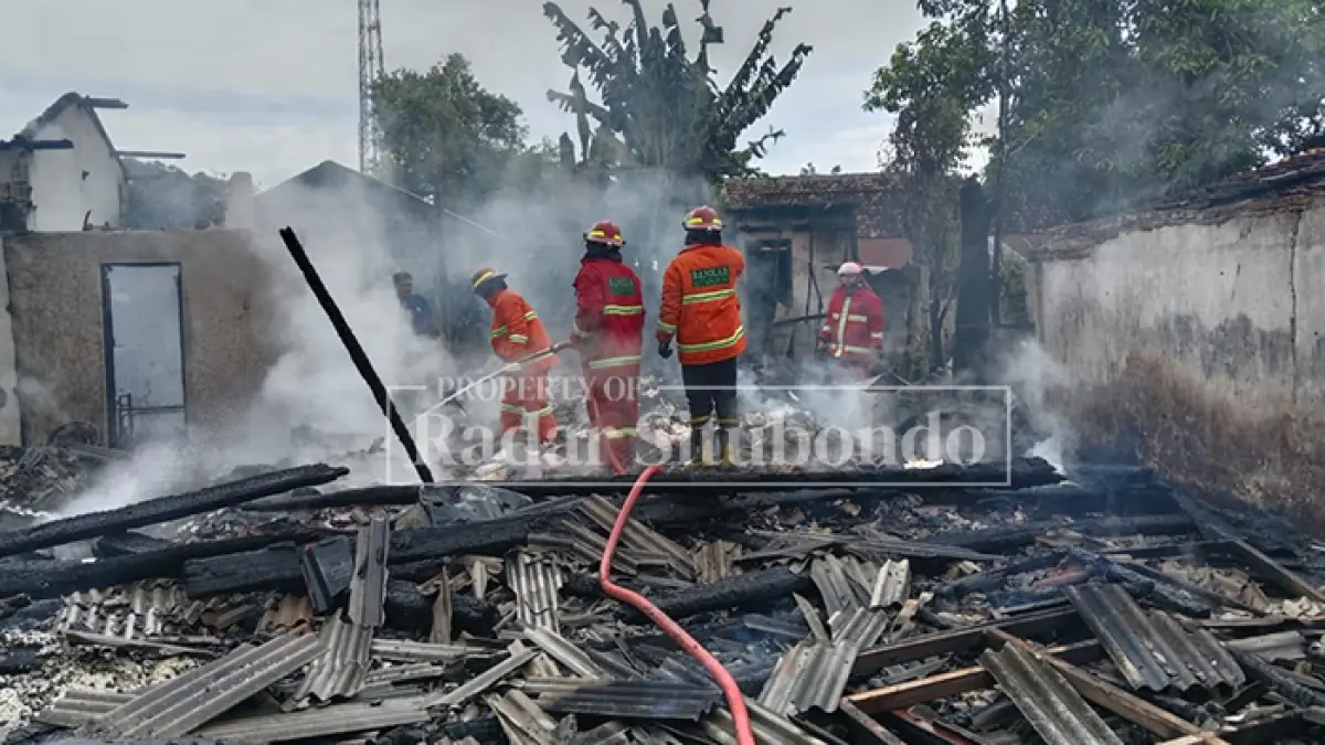 TERBAKAR: Petugas damkar memadamkan lokasi kebakaran rumah milik warga Kampung Sukorejo, Desa Sumberejo, Kecamatan Banyuputih, Senin (27/4). (HUMAIDI/JPRS)
