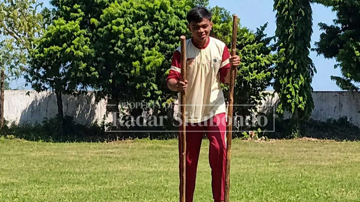 TERBUAT DARI BAMBU: Salah satu siswa berlatih olahraga tradisional egrang di sekolah, Minggu (26/4). (Ahmad Rifa