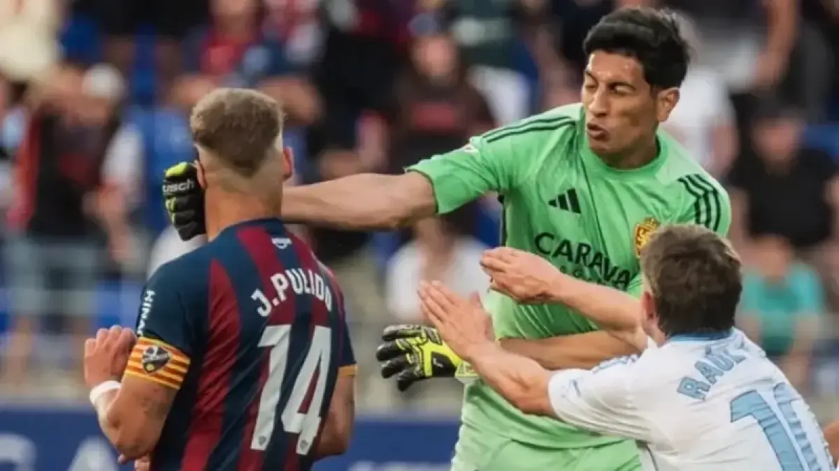 Kiper Real Zaragoza, Esteban Andrada, terancam hukuman panjang setelah insiden pemukulan dalam laga panas kontra Huesca di Segunda Division.