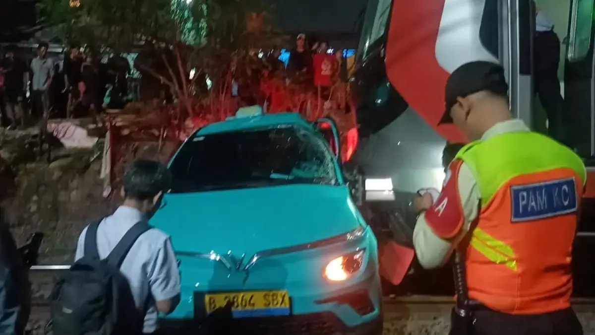 Penampakan taksi tertemper kereta yang selanjutnya diduga membuat KA Argo Bromo Anggrek menabrak KRL di Stasiun Bekasi Timur. (Istimewa)
