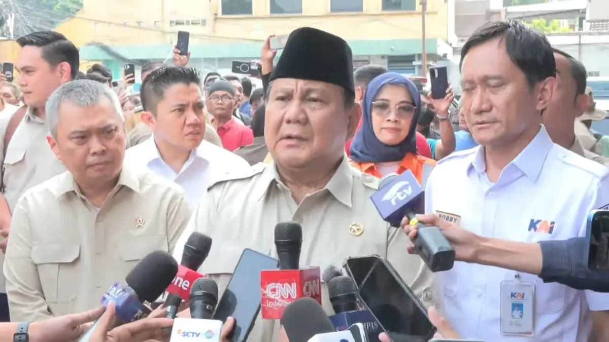 Presiden Prabowo memberikan pernyataan pers usai menjenguk korban insiden tubrukan Kereta Api (KA) Argo Bromo dengan gerbong Commuter Line (KRL) yang saat ini dirawat di RSUD Bekasi, Kota Bekasi, Jawa Barat, Selasa (28/4/2026). (YouTube/sekretariat presiden)