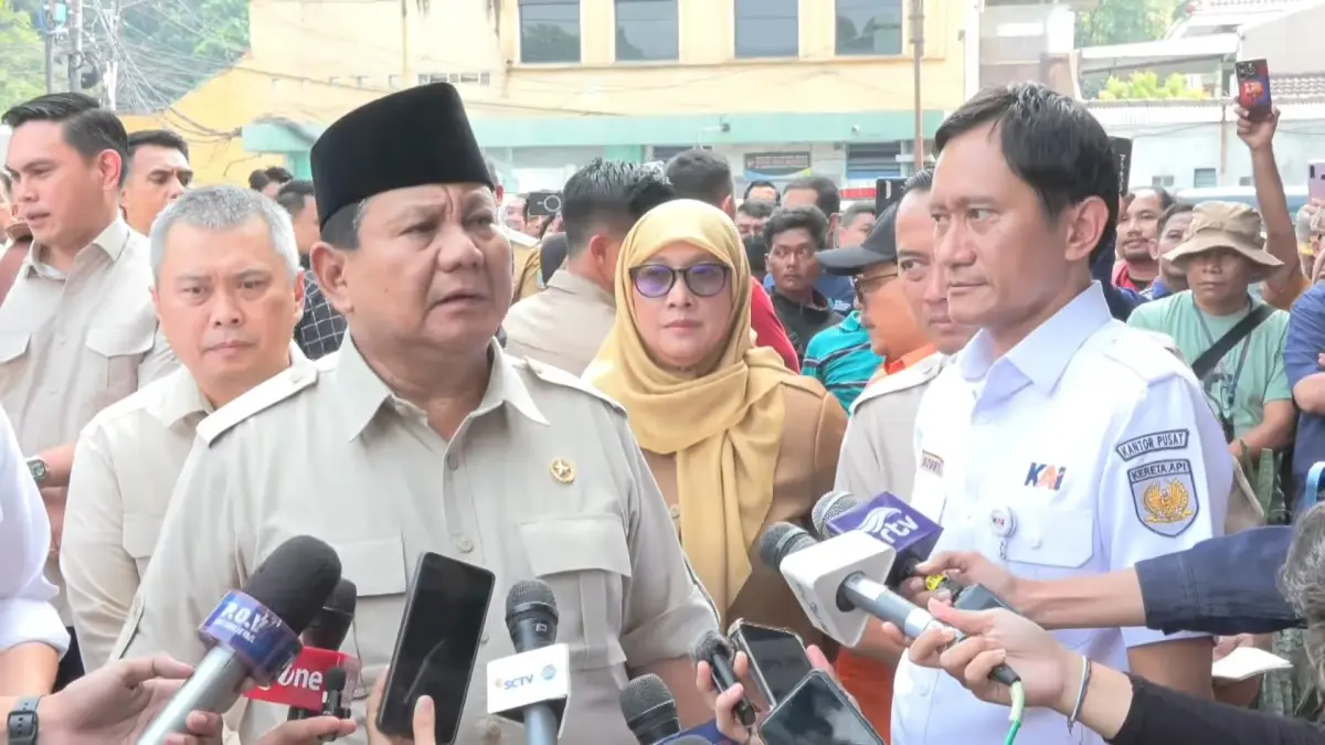 Presiden Prabowo memberikan pernyataan pers usai menjenguk korban insiden tubrukan Kereta Api (KA) Argo Bromo dengan gerbong Commuter Line (KRL) yang saat ini dirawat di RSUD Bekasi, Kota Bekasi, Jawa Barat, Selasa (28/4/2026). (YouTube/sekretariat presiden)