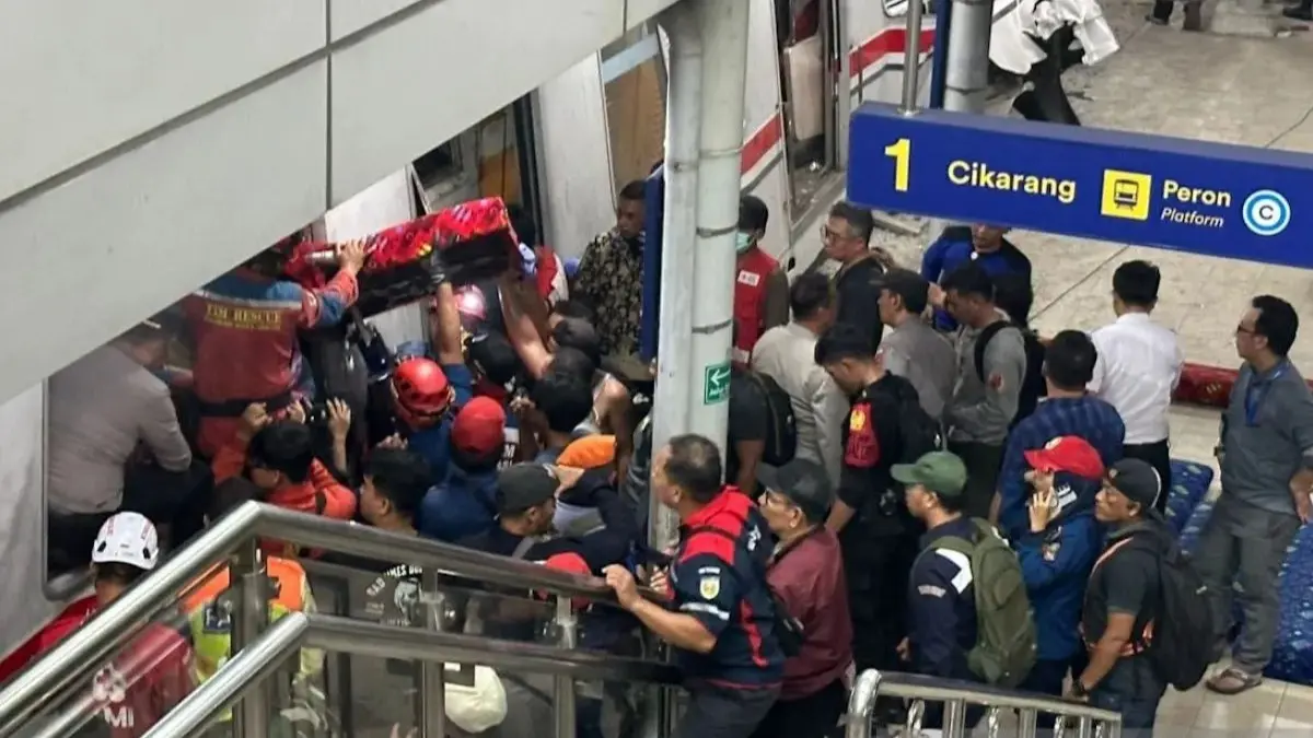 Proses evakuasi korban kecelakaan commuter line (KRL) jurusan Cikarang yang bertabrakan dengan Kereta Api (KA) Jarak Jauh Argo Bromo Anggrek di stasiun Bekasi Timur, Jawa Barat, Senin (27/4/2026). (ANTARA)