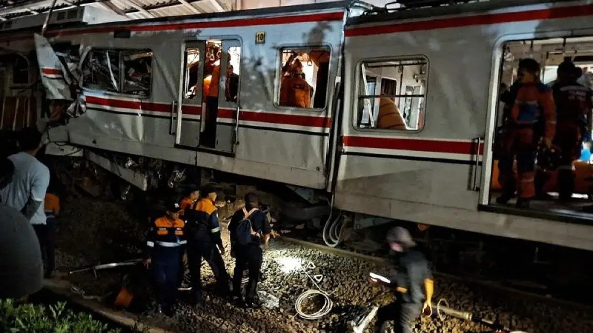 Proses evakuasi korban kecelakaan KRL Commuter Line yang tertabrak KA Argo Bromo Anggrek di Stasiun Bekasi Timur, Bekasi, Jawa Barat, Senin (27/4/2026). (ANTARA)