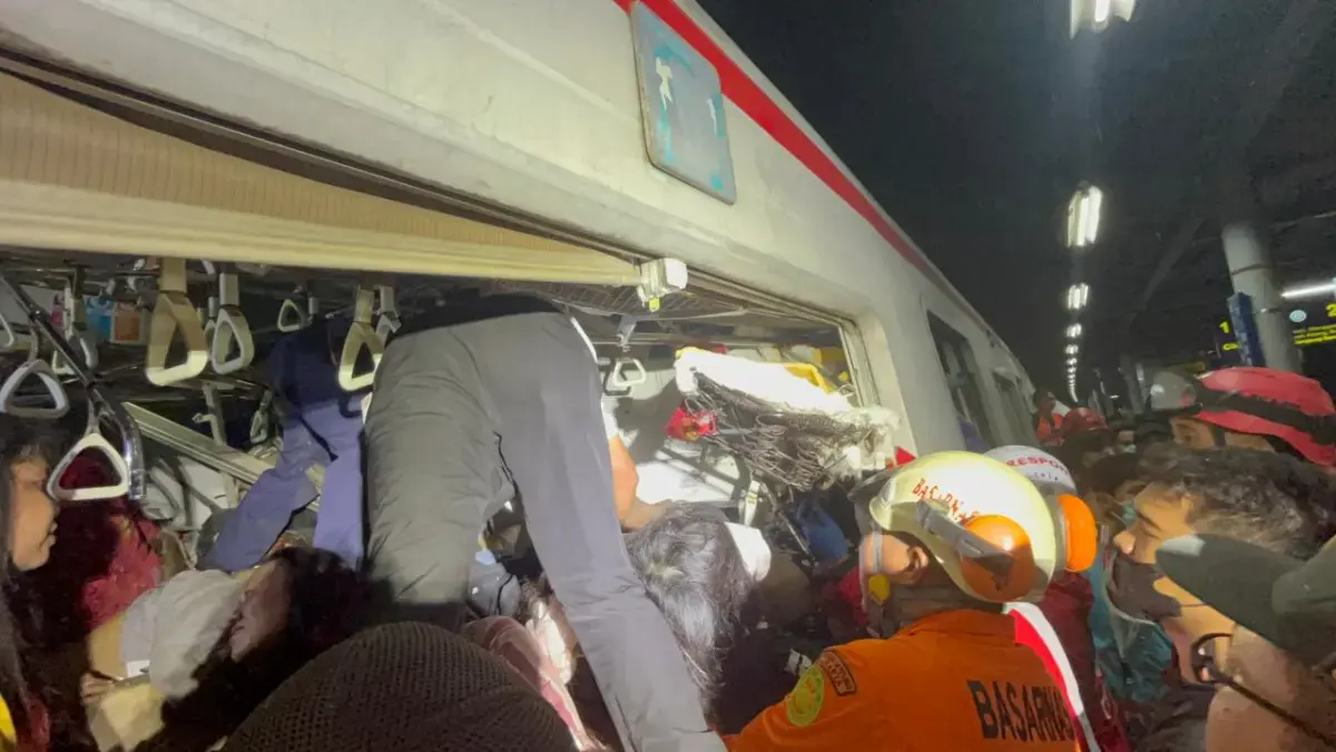 Tim Basarnas melakukan evakuasi korban kecelakaan KA Argo Bromo Anggrek dan KRL di Stasiun Bekasi TImur. (Basarnas)