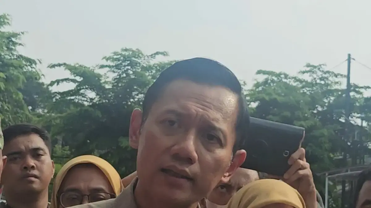 Agus Harimurti Yudhoyono (AHY) saat mengunjungi korban laka kereta di RSUD Bekasi (Tazkia Royyan/JawaPos.com)
