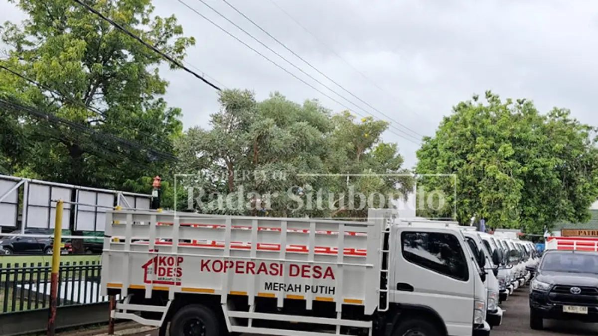 BELUM DIDISTRIBUSIKAN: Truk untuk Koperasi Desa Merah Putih (KDMP) Situbondo  masih terparkir di halaman Kodim 0823 Situbondo, Jalan PB Sudirman, Patokan, Kecamatan Situbondo, Rabu (29/4). (Ahmad Rifa