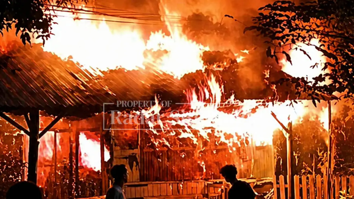 LUDES: Sebuah warung makan di Dusun Locangcang, Desa Paowan, Kecamatan Panarukan, Situbondo dilalap api, Senin (27/4) malam. (Ahmad Rifa