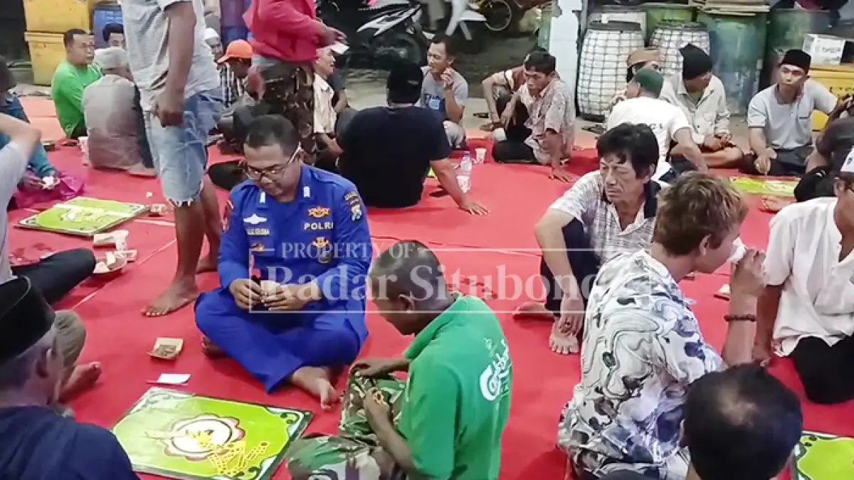MAIN BARENG: Anggota Satpolairud Polres Situbondo bermain domino bersama warga Desa Kilensari, Kecamatan Panarukan belum lama ini. (HUMAIDI/JPRS)