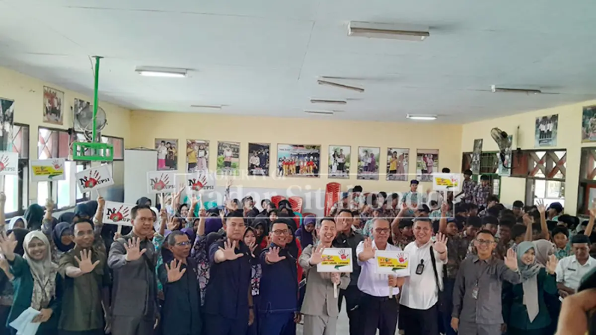 SALAM PERLAWANAN:Jajaran Ikatan Hakim Indonesia (IKAHI) Cabang Situbondo foto bersama dengan ratusan siswa siswi SMP Negeri 6 Situbondo, Rabu (29/4). (HUMAIDI/JPRS)
