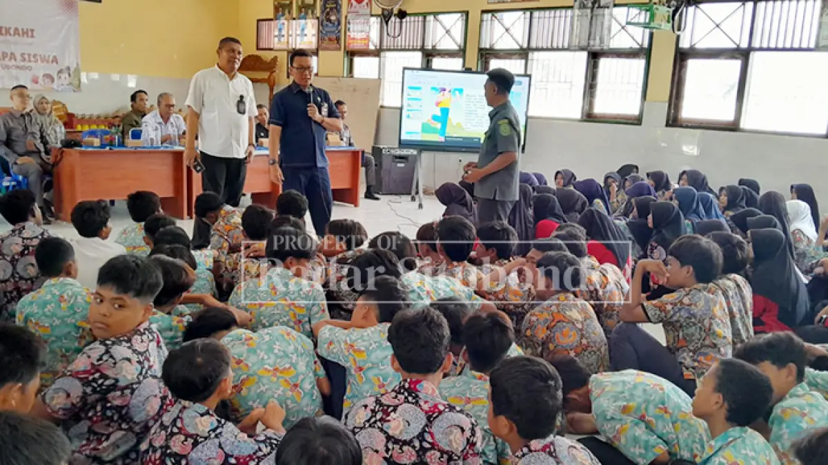 SALAM PERLAWANAN:Jajaran Ikatan Hakim Indonesia (IKAHI) Cabang Situbondo foto bersama dengan ratusan siswa siswi SMP Negeri 6 Situbondo, Rabu (29/4). (HUMAIDI/JPRS)
