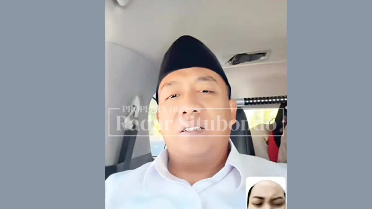 LEWAT VIDEO CALL: Bupati Situbondo menerima keluhan warga terkait mobil miliknya yang diduga digadaikan oleh Kepala Desa Alas Bayur, Kecamatan Mlandingan, Situbondo, Kamis (30/4). (Ahmad Rifa