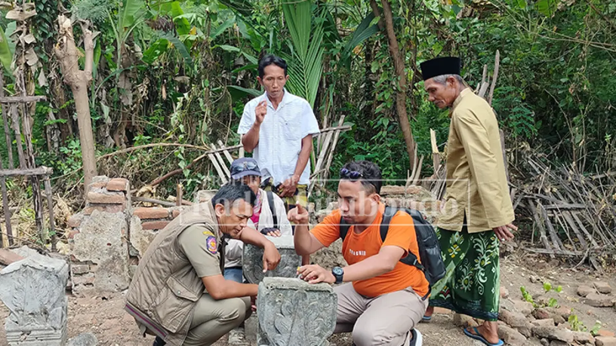 PENINGGALAN KUNO: Tim Yayasan Museum Balumbung Situbondo (YMBS) meninjau makam kuno di Dusun Utara, Desa Palangan, Kecamatan Jangkar, Kamis (30/4). (HUMAIDI/JPRS)
