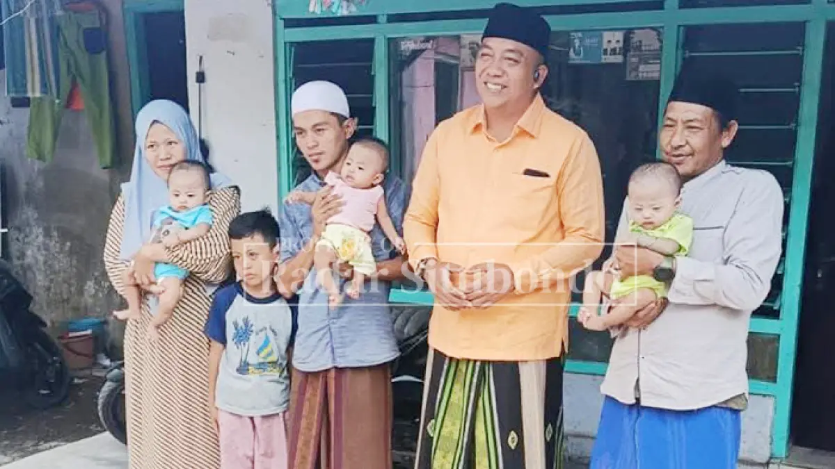 BAYI KEMBAR: Bupati Situbondo Yusuf Rio Wahyu Prayogo mendatangi rumah Indri, warga Desa Curah Jeru, Kecamatan Panji, belum lama ini. (INDRI untuk JPRS)
