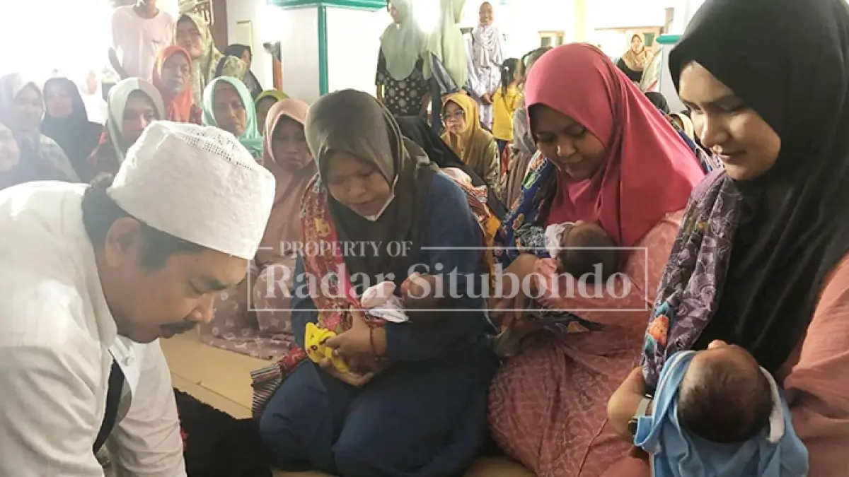 DIDOAKAN KIAI KHOLIL: INA, ANA, UNA, begitu panggilan untuk anak yang dilahirkan Indri Zainab ketika berada di Ponpes Walisongo, Mimbaan, Panji Situbondo. (INDRI untuk JPRS)