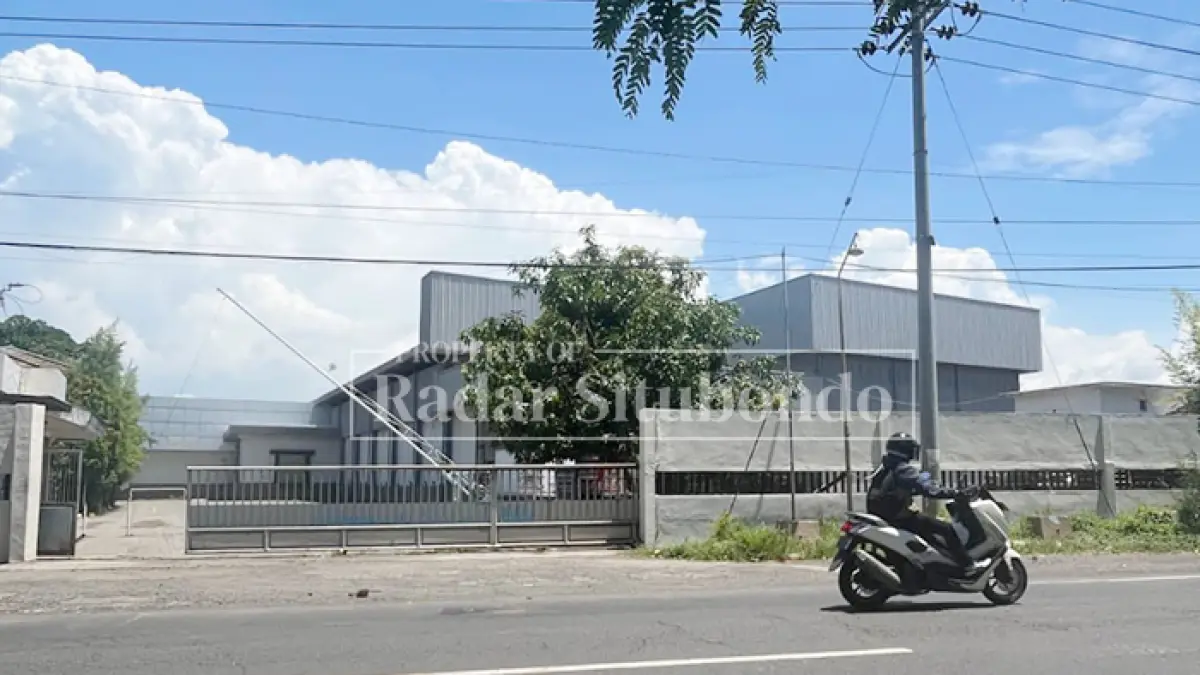 MULAI SEPI: Gerbang pintu masuk PT Panca Mitra Multiperdana Tbk (PMMP) di Desa Landangan, Kecamatan Kapongan, Jumat (1/5). (Ahmad Rifa