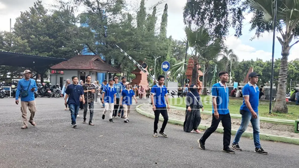 TAK ADA AKSI UNJUK RASA: Sejumlah buruh mendatangi Pendopo Rakyat Situbondo untuk memenuhi undangan dan berdialog bersama dalam peringatan Hari Buruh Internasional (May Day), Jumat (1/5). (Ahmad Rifa