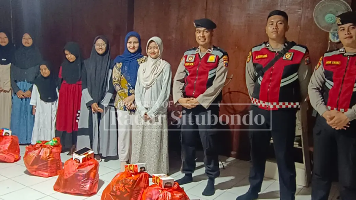 FOTO BERSAMA: Menyambut Hari Bhayangkara ke-80 tahun 2026, Satuan Samapta Polres Situbondo melalui program Pasabber (Pasukan Sabhara Berbagi) menggelar rangkaian bakti sosial di tiga lokasi berbeda. Mereka membagikan 105 mushaf Al Quran sekaligus menyalurkan 75 paket sembako dan makanan siap saji untuk para santri dan anak yatim.