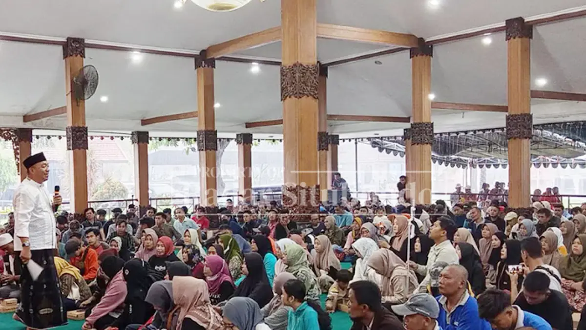 BERBAUR: Saat berdialog bersama para buruh di Pendapa Situbondo, Jumat (1/5), Bupati Situbondo, Yusuf Rio Wahyu Prayogo berjanji menindak tegas perusahaan yang membayar gaji karyawan tidak sesuai UMK. (Ahmad Rifa