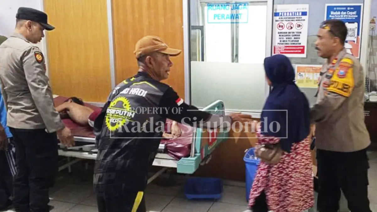 KORBAN TENGGELAM: Abdul Hadi, 12, siswa kelas VI SDN 6 Pakisan, Kecamatan Tlogosari, mendapat penanganan medis di Puskesmas Bungatan, Minggu (3/5). (HUMAIDI/JPRS)
