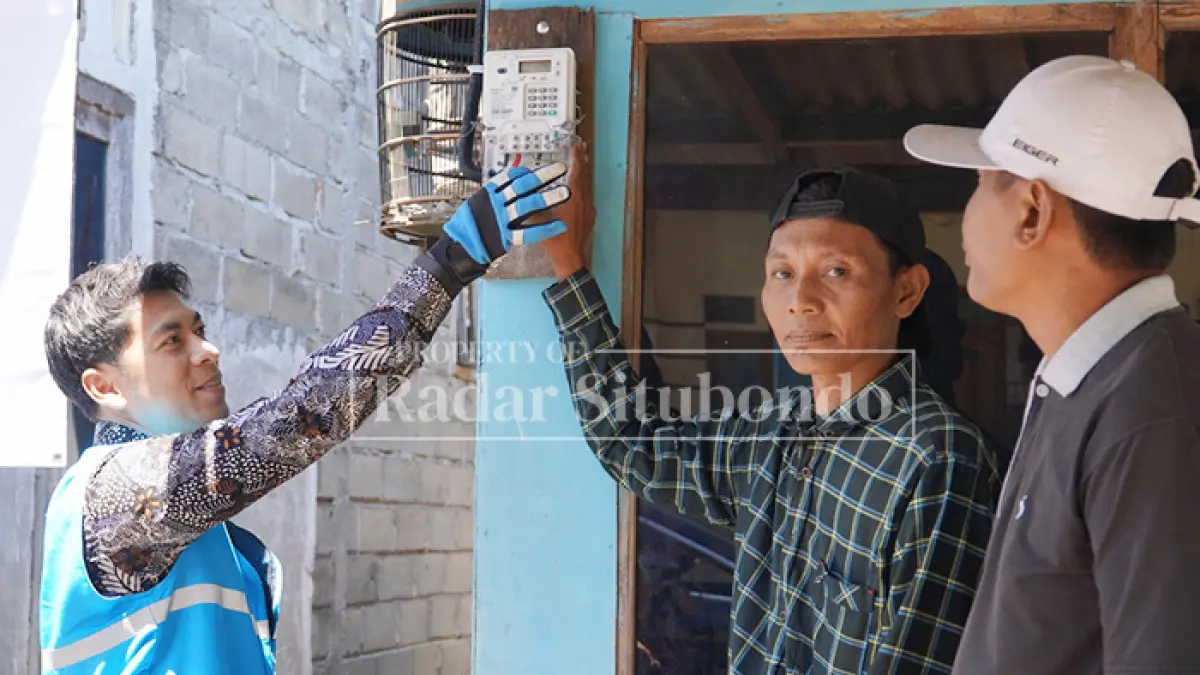 PLN PEDULI : Petugas PLN menyalakan listrik gratis untuk warga prasejahtera melalui program Light Up The Dream (LUTD). (Marjhono/JPRS)