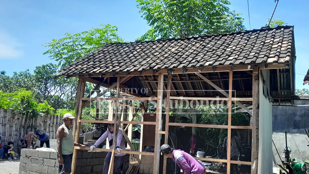 BEDAH RUMAH: Sejumlah tukang sibuk merenovasi rumah tidak layak huni milik Askim, 50, warga Desa Trebungan, Kecamatan Mangaran, (4/5). (HUMAIDI/JPRS)
