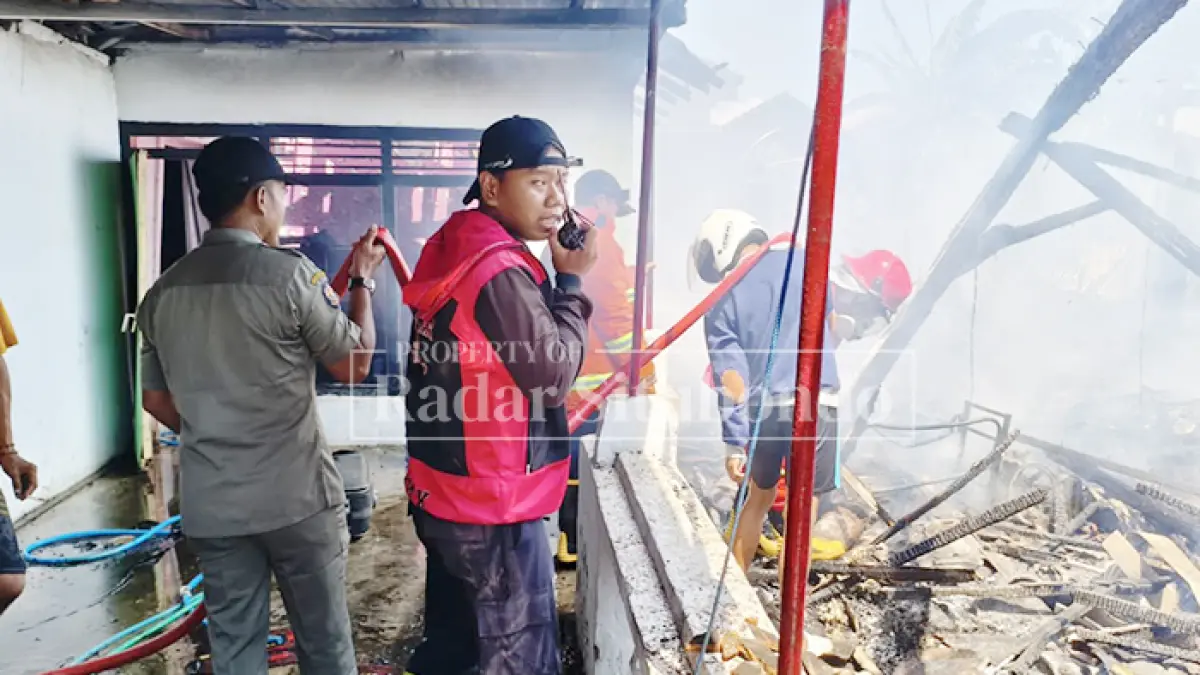 DILALAP API: Rumah warga Desa Sumberanyar, Kecamatan Banyuputih, Situbondo hangus terbakar, Senin (4/5). (Ahmad Rifa