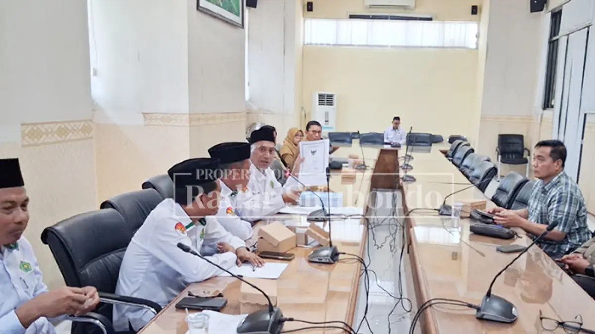 DENGAR PENDAPAT: Anggota Komisi II Dewan Perwakilan Rakyat Daerah (DPRD) Situbondo memfasilitasi Kementerian Agama (Kemenag) Situbondo dan Badan Keuangan dan Aset Daerah (BKAD) dalam rapat dengar pendapat terkait permohonan hibah tanah milik Pemkab, Senin (4/5). (Ahmad Rifa