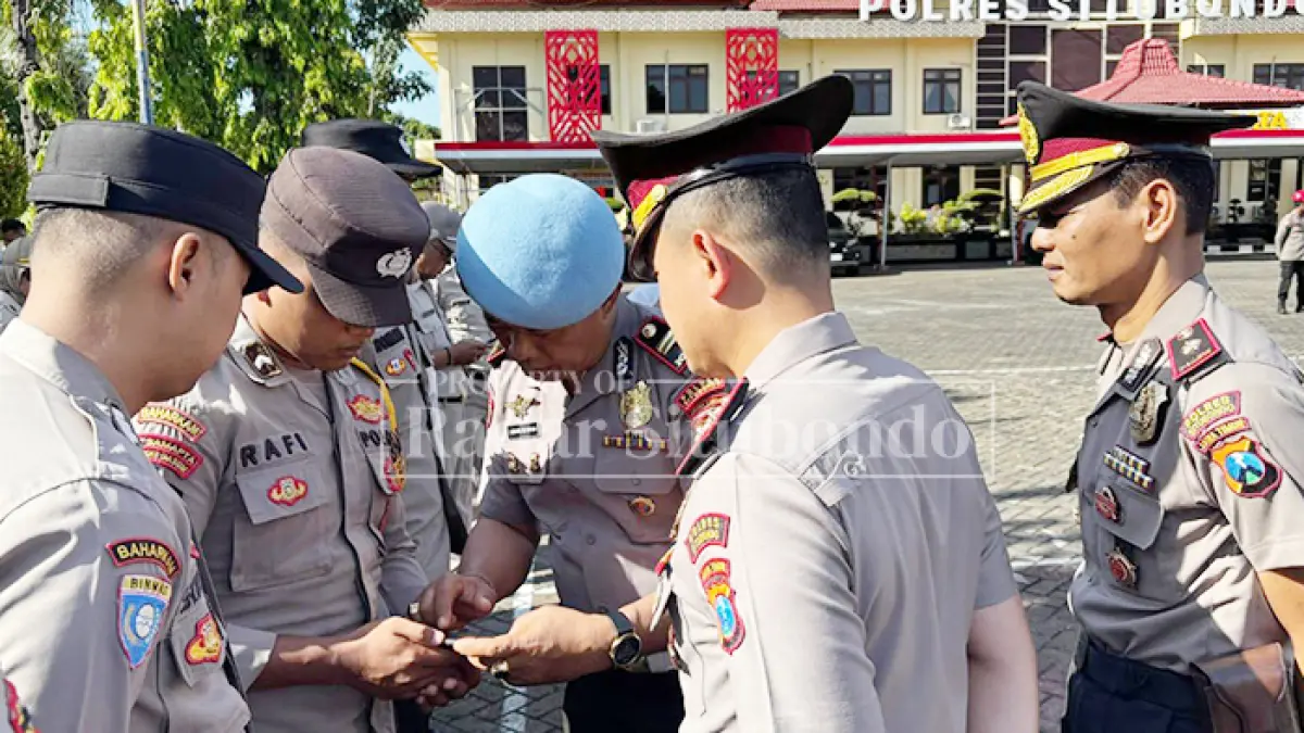 SIDAK: Kapolres Situbondo AKBP Bayu Anuwar Sidiqie melakukan operasi ponsel milik anggota di halaman Mapolres Situbondo, Senin (4/5). (HUMAIDI/JPRS)

