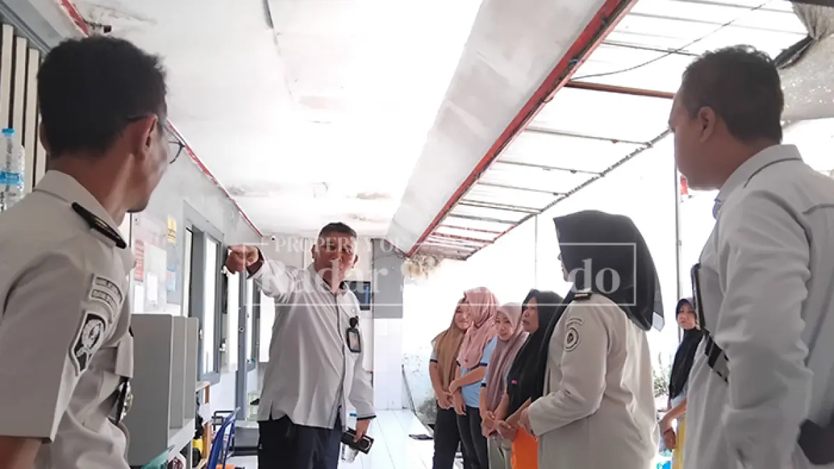NGOBROL BARENG: Tim Hakim Pengawas dan Pengamat (Wasmat) Pengadilan Negeri (PN) Situbondo, berdiskusi dengan warga binaan pemasyarakatan (WBP) Rumah Tahanan (Rutan) Kelas IIB Situbondo, Selasa (5/5). (HUMAIDI/JPRS)
