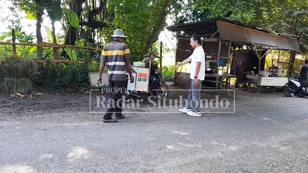 Solehudin atau yang akrab disapa H. Huda, pemilik tambang di Desa Curahsuri, Kecamatan Jatibanteng, sangat peduli dengan lingkungan sekitar.  Terbukti, jalan terdampak tambang rutin diperbaiki setiap hari.
