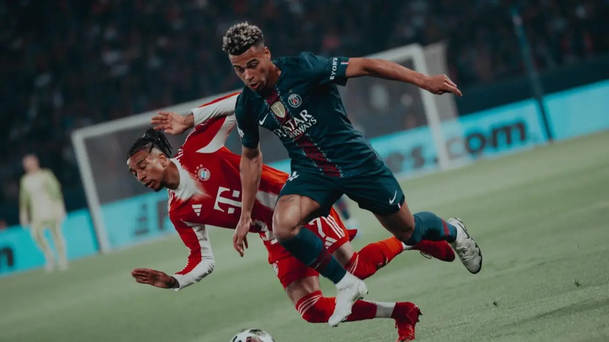 Aksi Desire Doue saat berduel dengan Olise di leg pertama UCL 2026. (Instagram/psg)