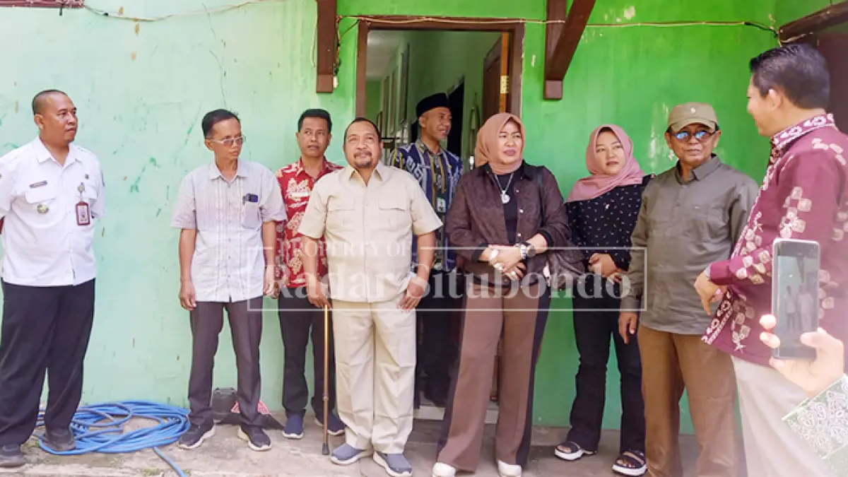 INSPEKSI LAPANGAN: Anggota Komisi II DPRD Situbondo meninjau kondisi Kantor Urusan Agama (KUA) Kecamatan Banyuglugur, Rabu (6/5). (Ahmad Rifa