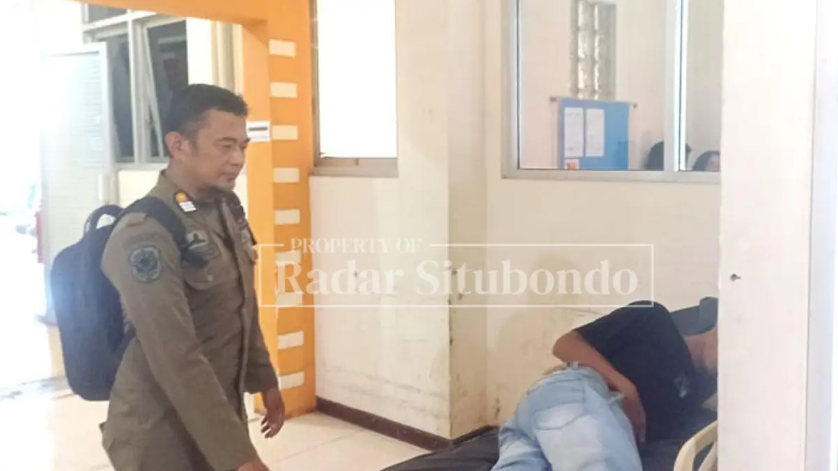 ODGJ: Anggota Satpol PP Situbondo mengevakuasi Orang dengan gangguan jiwa (ODGJ) ke RSUD Abdoerrahem Situbondo, Rabu (6/5). (HUMAIDI/JPRS)
