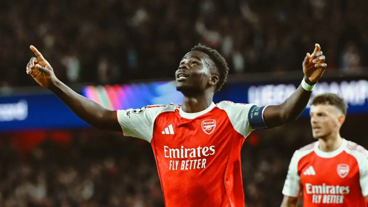 Selebrasi Bukayo Saka usai mencetak gol ke gawang Atetico Madrid di leg kedua UCL 2026. (Instagram/bukayosaka87)