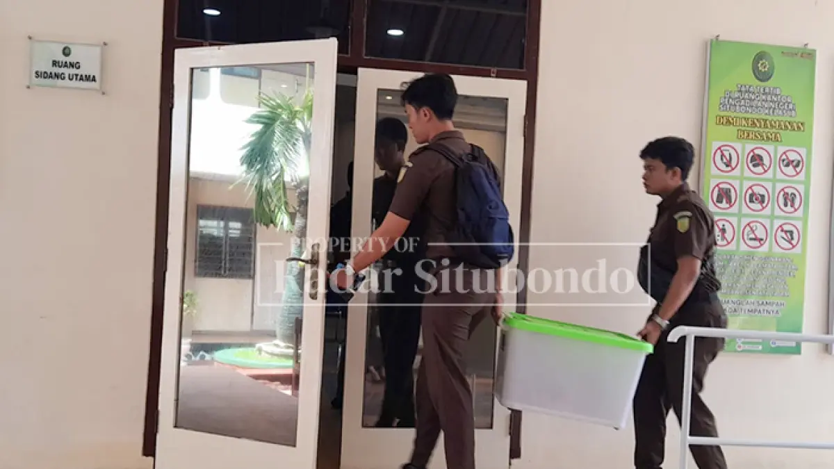 SIDANG MALING: Jaksa membawa berkas ke ruang sidang Pengadilan Negeri (PN) Situbondo, Rabu (6/5). (HUMAIDI/JPRS)
