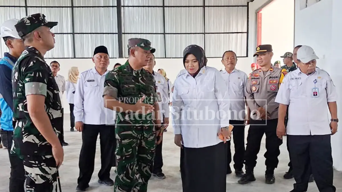 LIHAT PROGRES: Komandan Korem 083/Baladhika Jaya Kolonel Inf Wahyu Ramadhanus (dua dari kiri) bersama Dandim 0823 Situbondo Letkol Inf Ferry Ardian dan Wakil Bupati Situbondo Ulfiyah meninjau pembangunan Kopdes MP di Desa Klatakan, Kecamatan Kendit, Rabu (6/5). (Ahmad Rifa